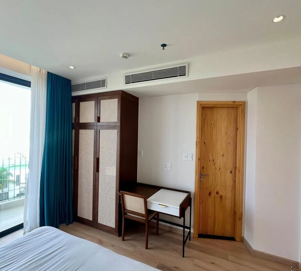 Aqua Blue Ocean View Condo - Free Swimming Pool ホイアン アパート
